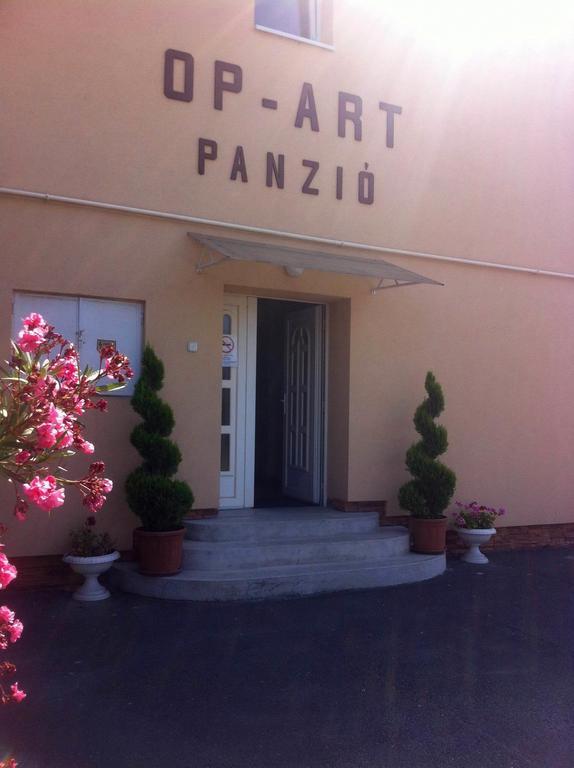 Op-Art Etterem Es Panzio Hotel Monor Exterior foto