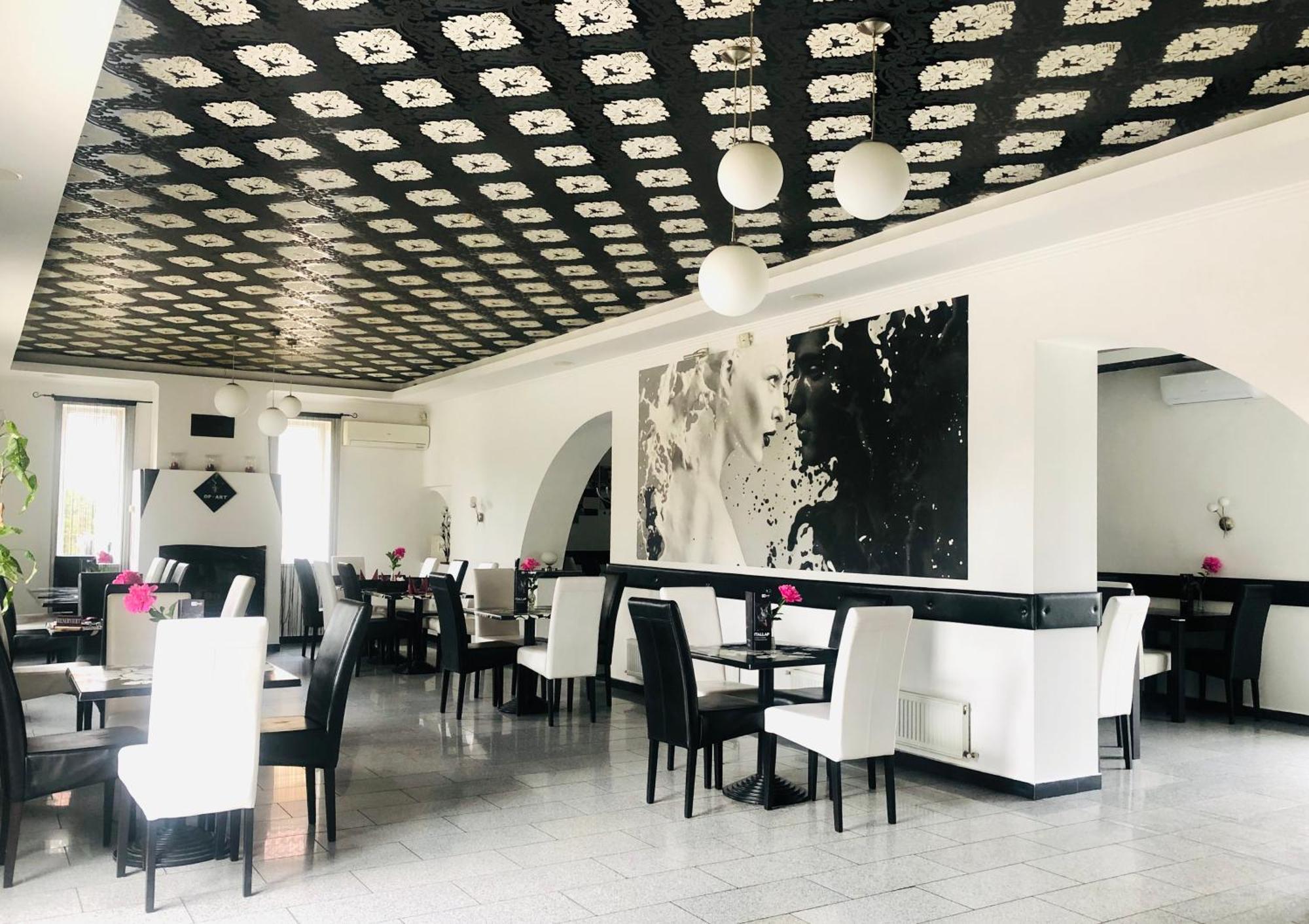 Op-Art Etterem Es Panzio Hotel Monor Exterior foto